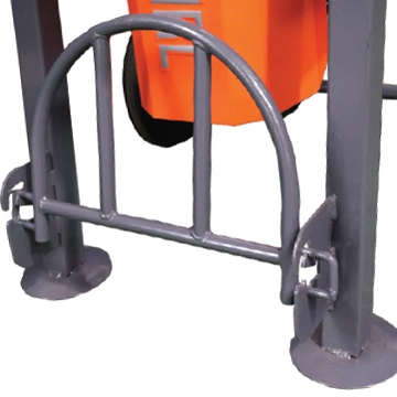 Bottom support for cement buckets, with adjustable position